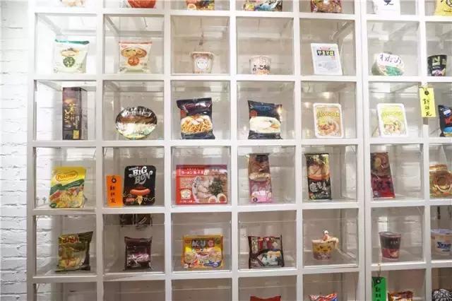 兼职在公司楼下开方便面馆，这可能是文艺青年离开店最近的一次