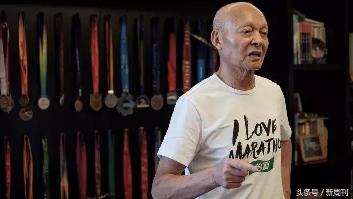 一位80多岁的老爷爷跑马拉松,71岁老人马拉松100公里