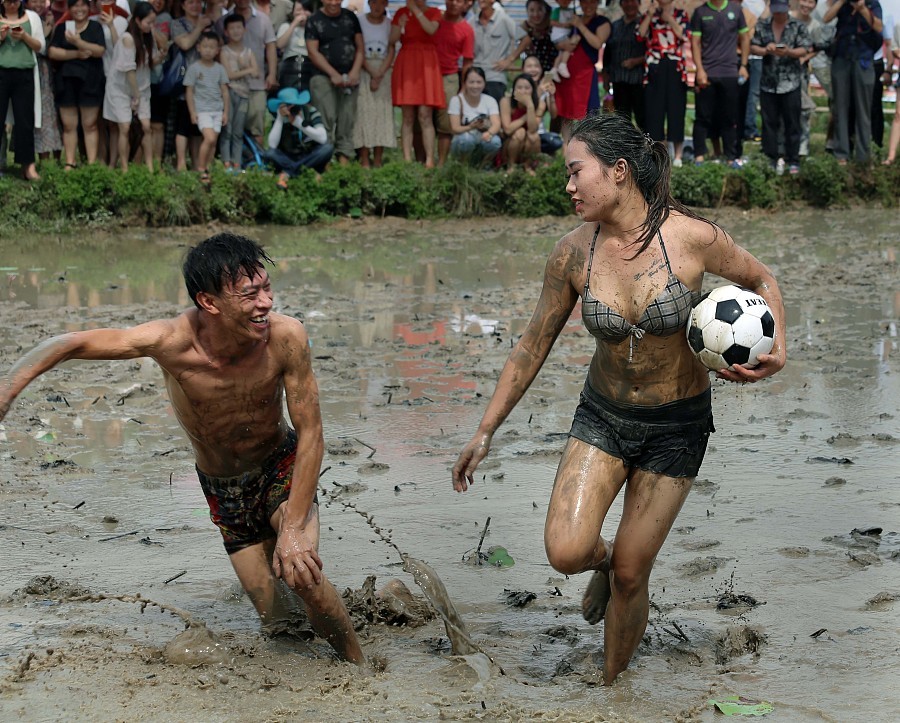 泥地足球赛完整版,泥地足球比赛视频大全