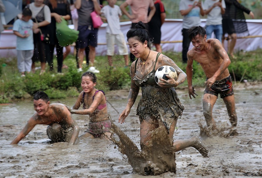 泥地足球赛完整版,泥地足球比赛视频大全