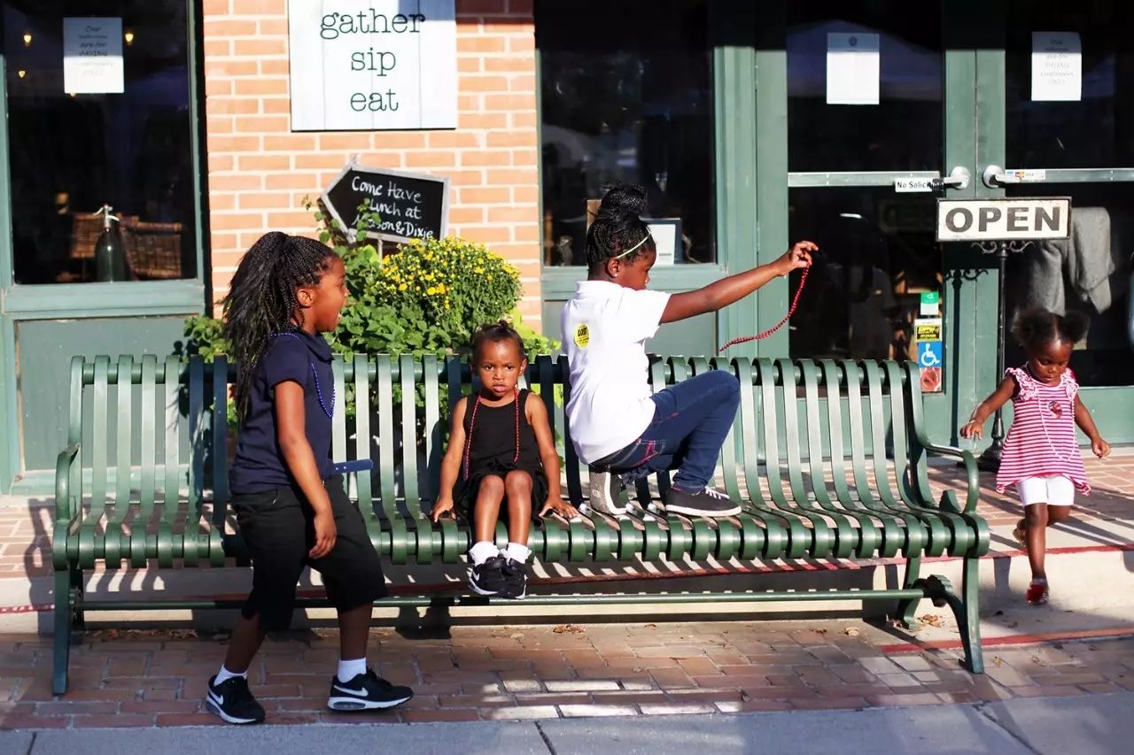 手工艺人、辣妹、肌肉男、音乐人……那条太多欢乐的街！