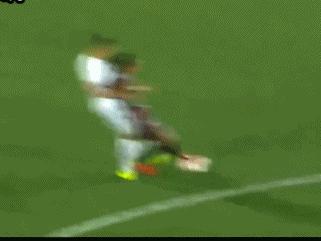 皇马C罗一拳砸向队友！麻没麻？巴萨苏亚对裁判的裆部很有兴趣