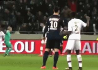 皇马C罗一拳砸向队友！麻没麻？巴萨苏亚对裁判的裆部很有兴趣