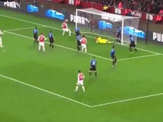 皇马C罗一拳砸向队友！麻没麻？巴萨苏亚对裁判的裆部很有兴趣