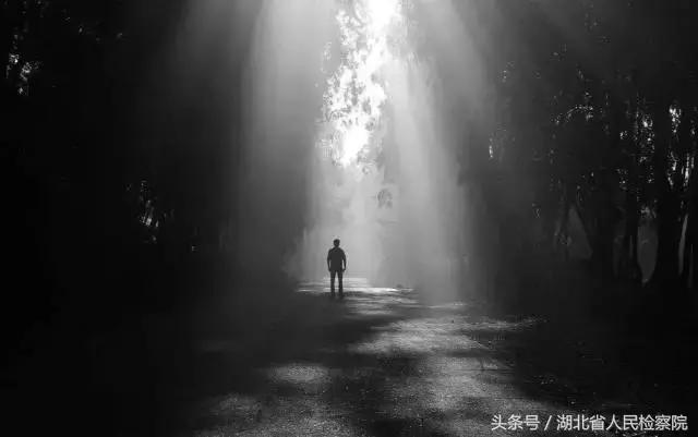 当庭翻供说诱供法官怎么处理,如果嫌疑人当庭翻供审判员怎么办