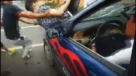 假摔、吊威亚、真人被撞飞，影视剧中的车祸戏是这么拍的？！