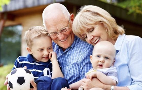 老年人手上有灰指甲可以带小孩吗,老人有灰指甲还能照顾孩子吗