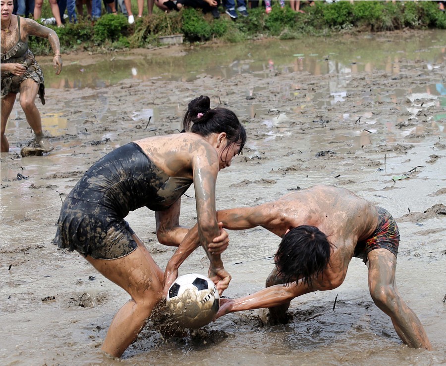 泥地足球赛完整版,泥地足球比赛视频大全
