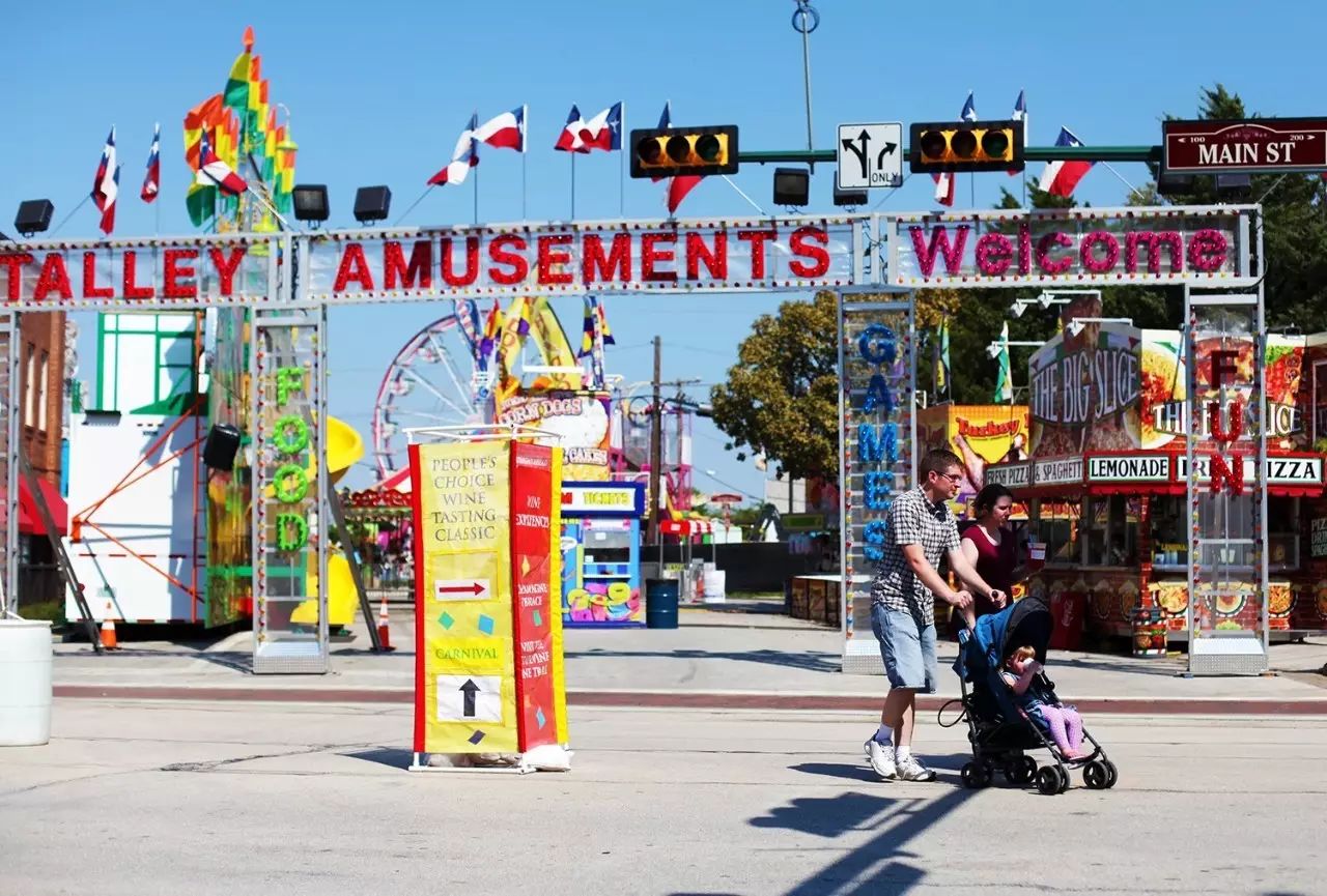 手工艺人、辣妹、肌肉男、音乐人……那条太多欢乐的街！