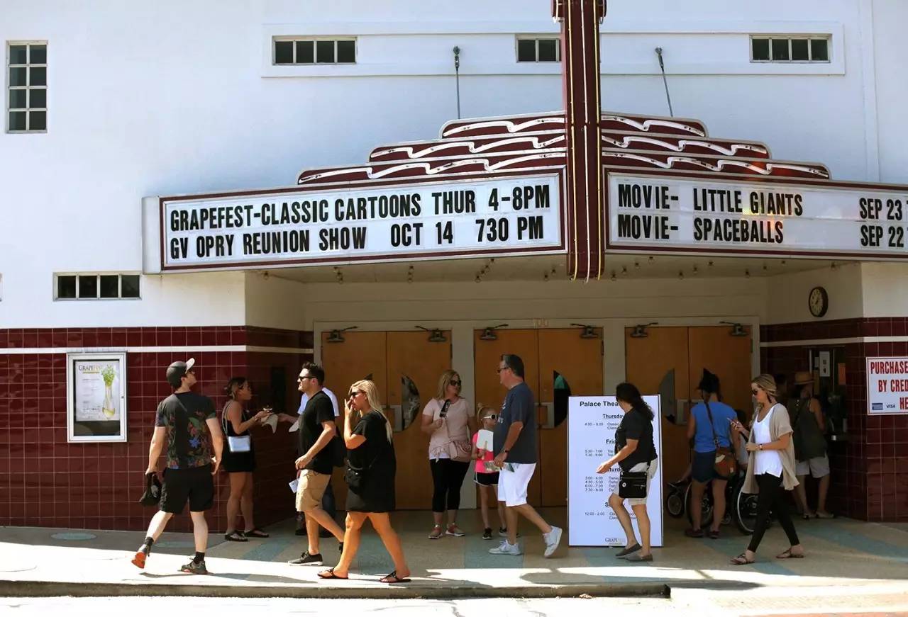 手工艺人、辣妹、肌肉男、音乐人……那条太多欢乐的街！