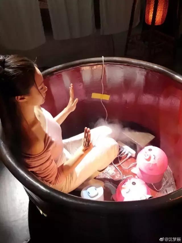 假摔、吊威亚、真人被撞飞，影视剧中的车祸戏是这么拍的？！