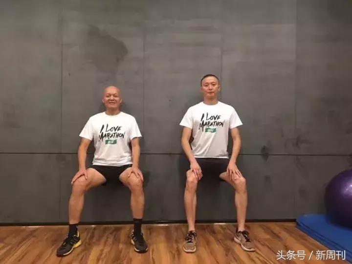 一位80多岁的老爷爷跑马拉松,71岁老人马拉松100公里