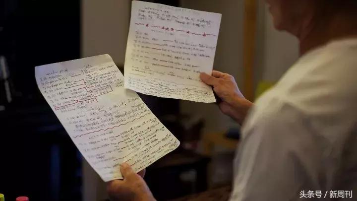 一位80多岁的老爷爷跑马拉松,71岁老人马拉松100公里