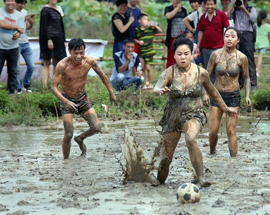 泥地足球赛完整版,泥地足球比赛视频大全