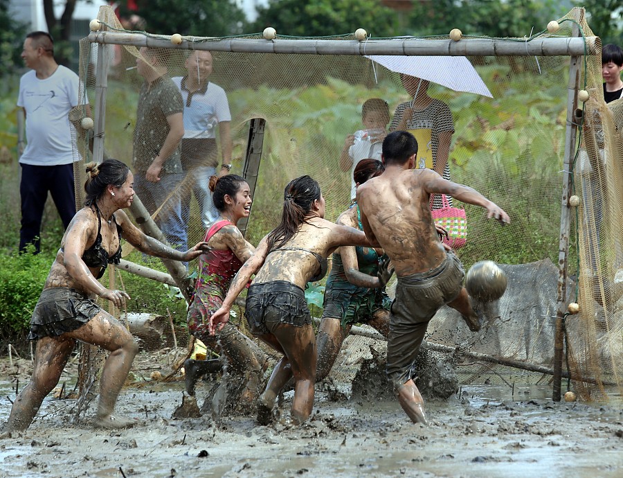 泥地足球赛完整版,泥地足球比赛视频大全