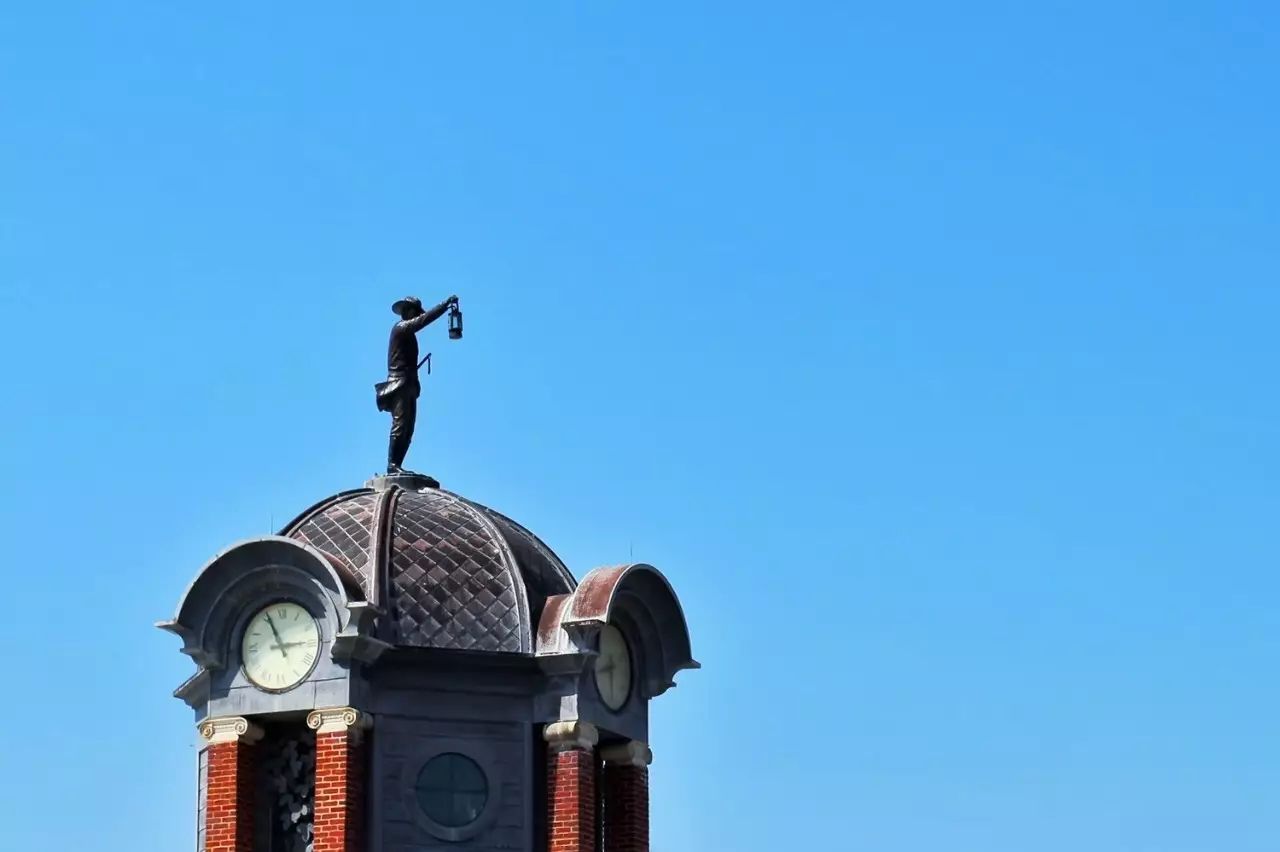 手工艺人、辣妹、肌肉男、音乐人……那条太多欢乐的街！