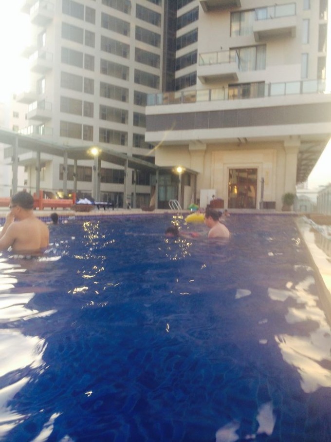 在三亚的沙滩上晒太阳,三亚海边晒太阳