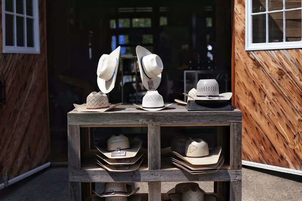 手工艺人、辣妹、肌肉男、音乐人……那条太多欢乐的街！