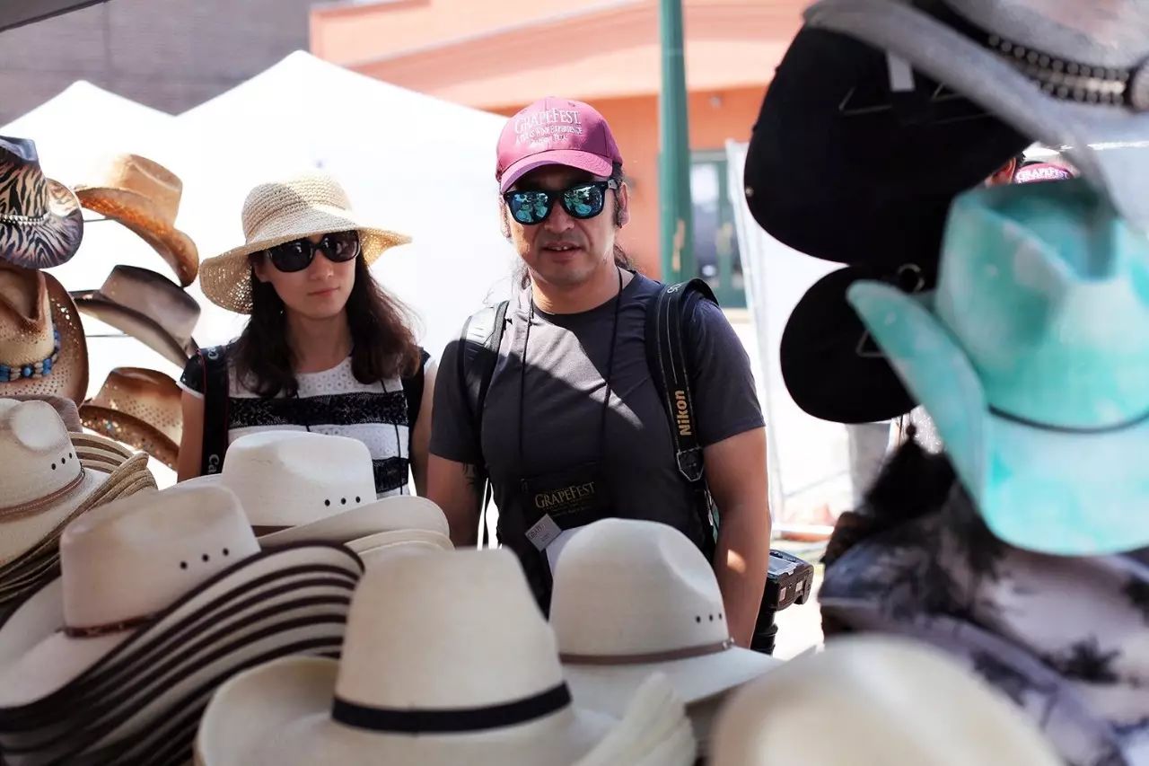 手工艺人、辣妹、肌肉男、音乐人……那条太多欢乐的街！