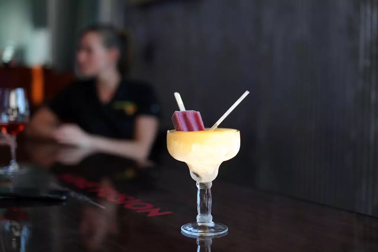 手工艺人、辣妹、肌肉男、音乐人……那条太多欢乐的街！