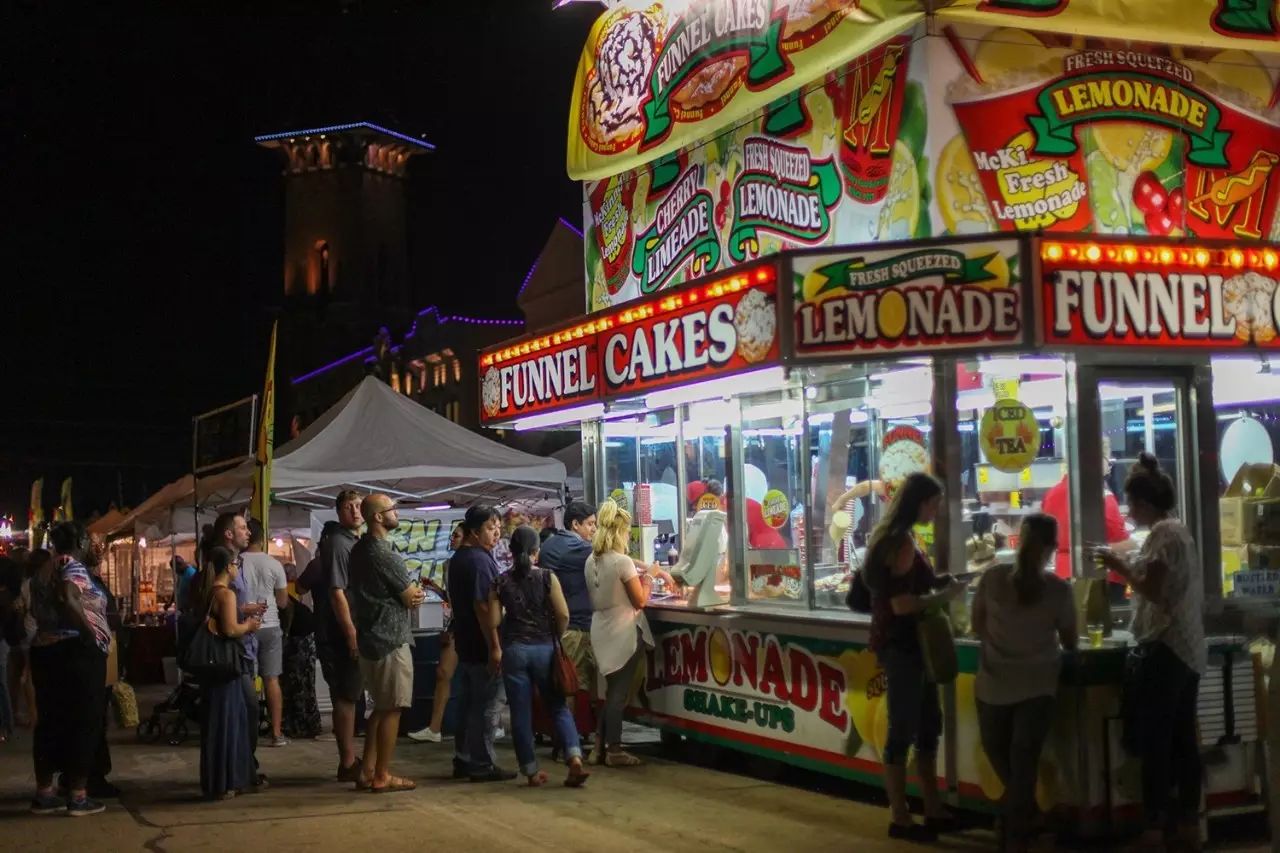 手工艺人、辣妹、肌肉男、音乐人……那条太多欢乐的街！