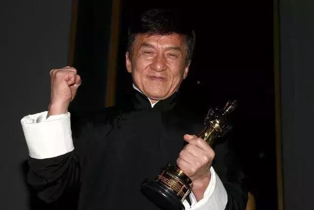 成龙节俭的故事,盘点成龙生活非常节俭