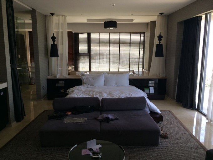 在三亚的沙滩上晒太阳,三亚海边晒太阳