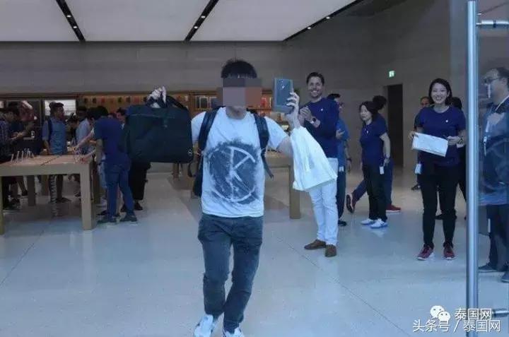 泰男子买了一台iPhone 8，结果被网友骂惨了