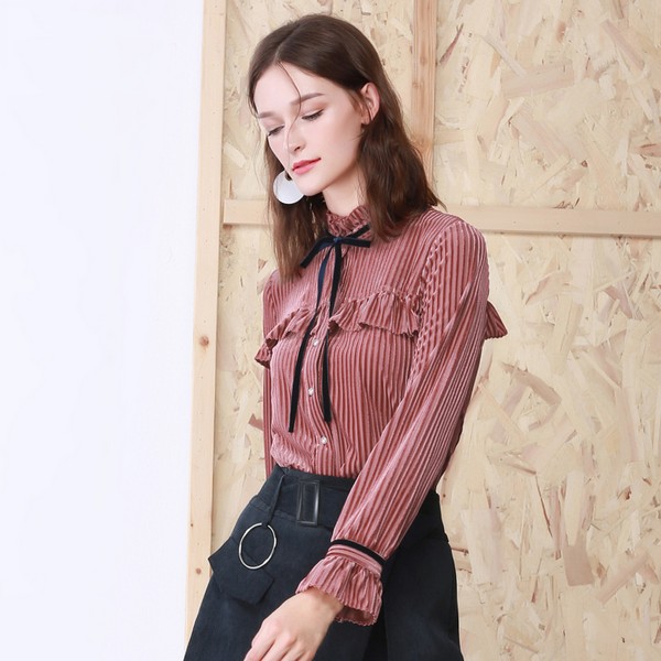 条纹衬衫怎么穿才能时髦每日穿搭 (条纹衬衫怎么穿才好看又时尚)