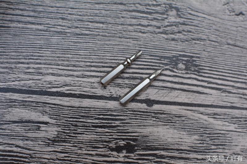 不用螺丝刀如何取下手机的螺丝,不用螺丝刀怎么拆卸手机螺丝