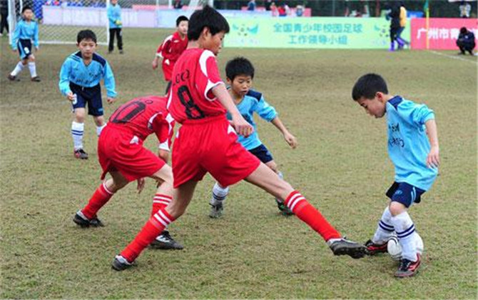 马德兴点评国足球员重压之下变形,马德兴男足新消息