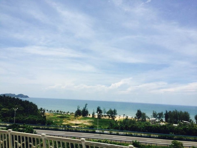 在三亚的沙滩上晒太阳,三亚海边晒太阳