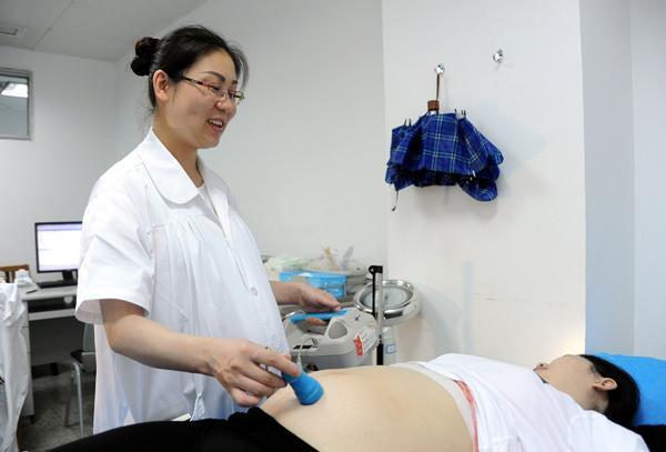 28岁孕妇顺产三个月后，莫名掉出“一块肉”，医生检查后怒斥无知