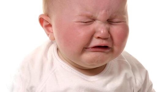 宝宝坠床侧脑破了,宝宝坠床磕起大包