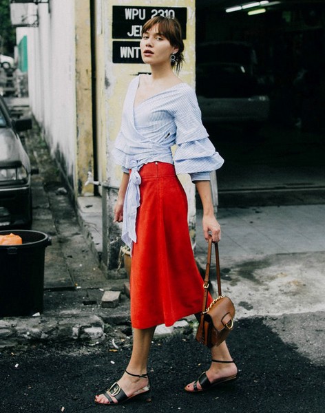 条纹衬衫怎么穿才能时髦每日穿搭 (条纹衬衫怎么穿才好看又时尚)