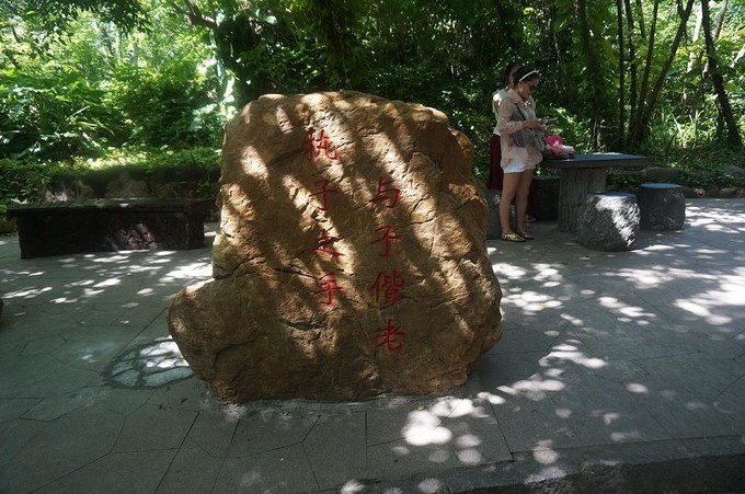 在三亚的沙滩上晒太阳,三亚海边晒太阳