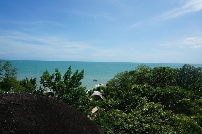 在三亚的沙滩上晒太阳,三亚海边晒太阳