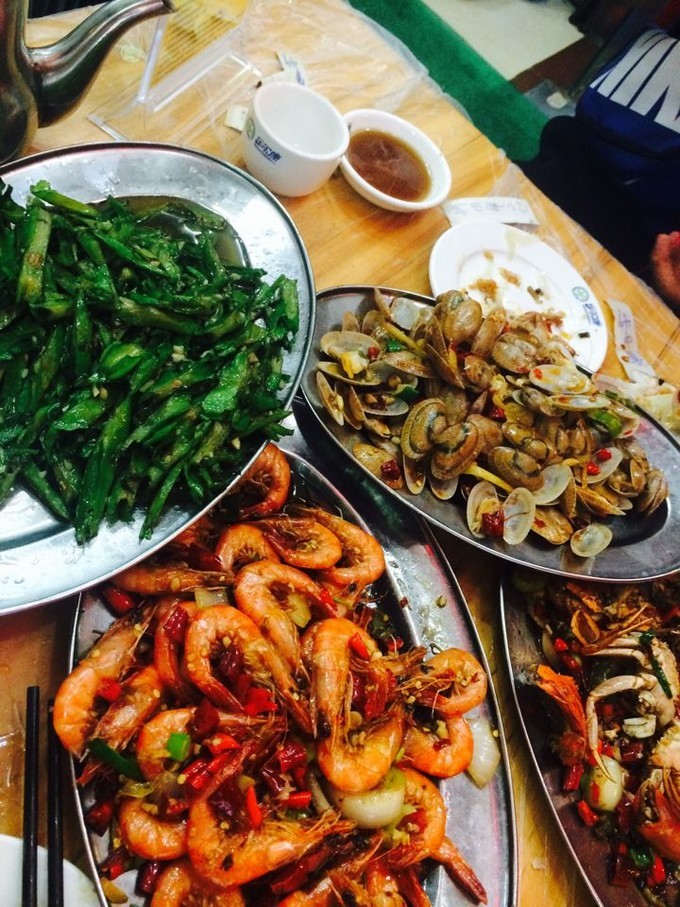 在三亚的沙滩上晒太阳,三亚海边晒太阳