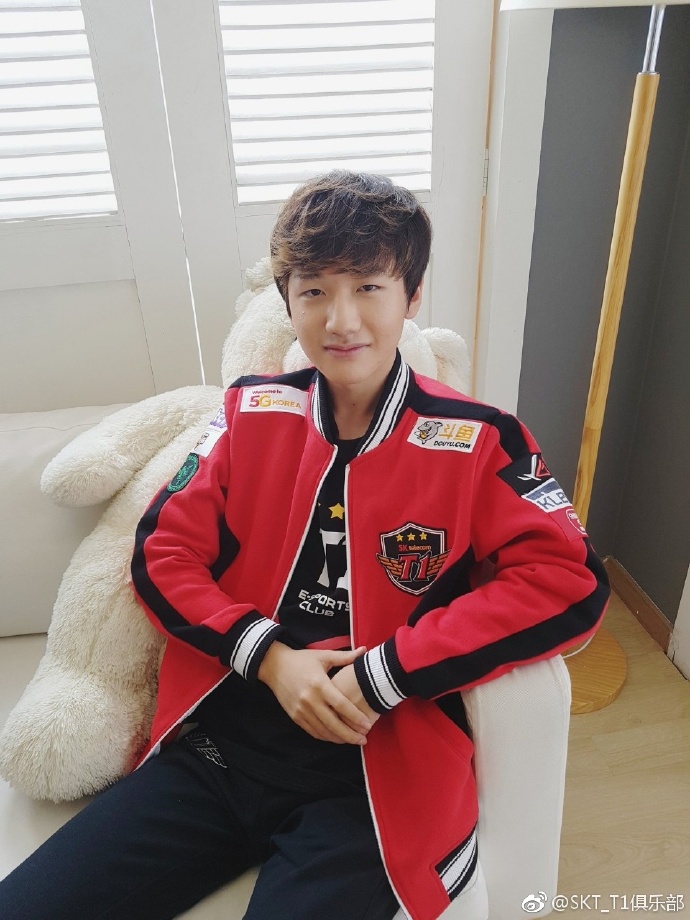 SKT又有新队服穿了！UntaraFaker状态良好登上韩服排名五六