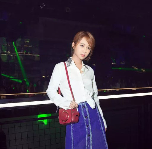 紧身牛仔穿出优雅气质,牛仔系类穿出大牌感觉