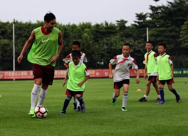 种子计划｜足球小将走进恒大基地傅博讲解阵型战术