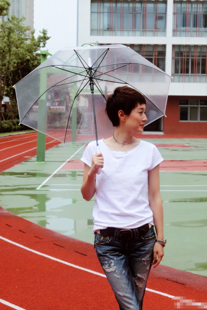 马伊琍爱穿抹胸裙,马伊琍穿吊带衫被网友嘲笑