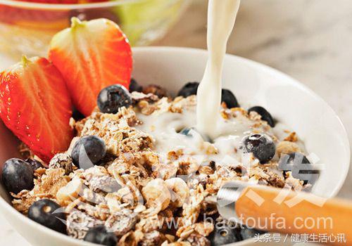 头发出油头皮屑多脱发是什么原因,头发容易油还脱发怎么办