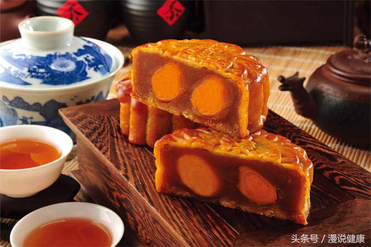 医院排长队不为看病只为买月饼，你可知一个月饼等于五个炸鸡腿？