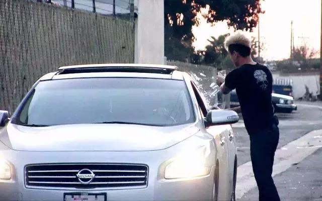 钥匙掉在车里怎么打开车门,车钥匙落车里砸哪个玻璃实惠