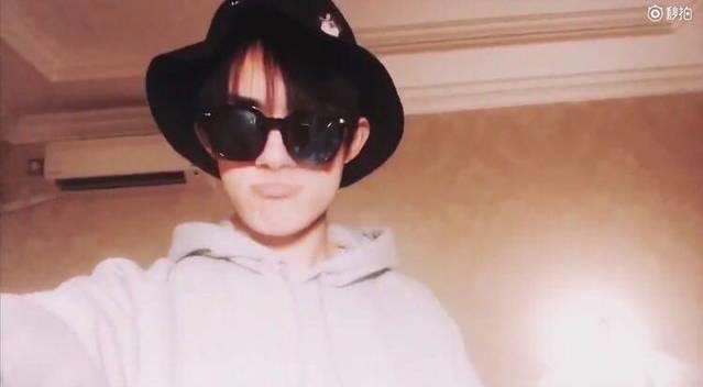 易烊千玺ins戴口罩自拍动图,易烊千玺动图屏保最新