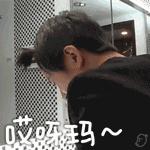 易烊千玺ins戴口罩自拍动图,易烊千玺动图屏保最新