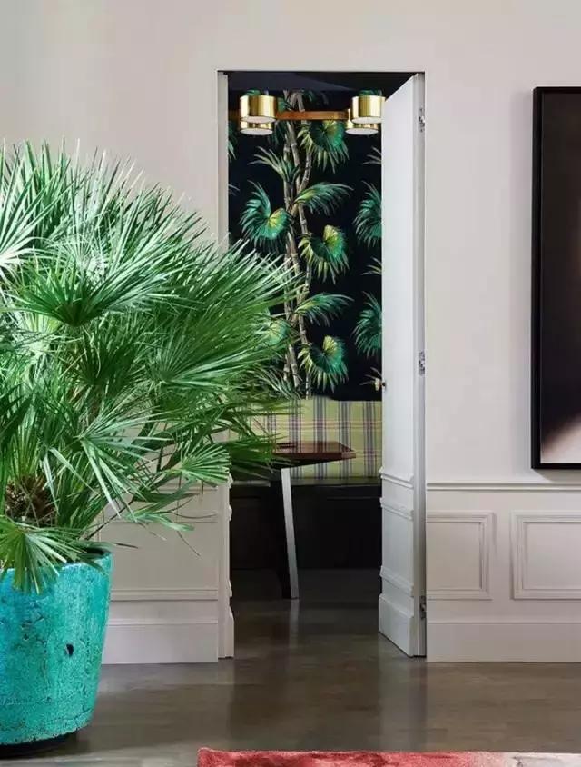 卫生间门正对餐厅和阳台,餐厅正对卫生间