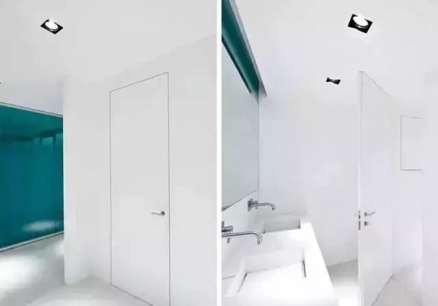 卫生间门正对餐厅和阳台,餐厅正对卫生间