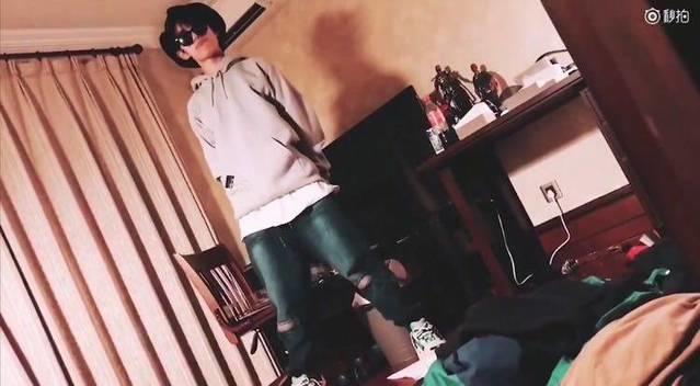 易烊千玺ins戴口罩自拍动图,易烊千玺动图屏保最新